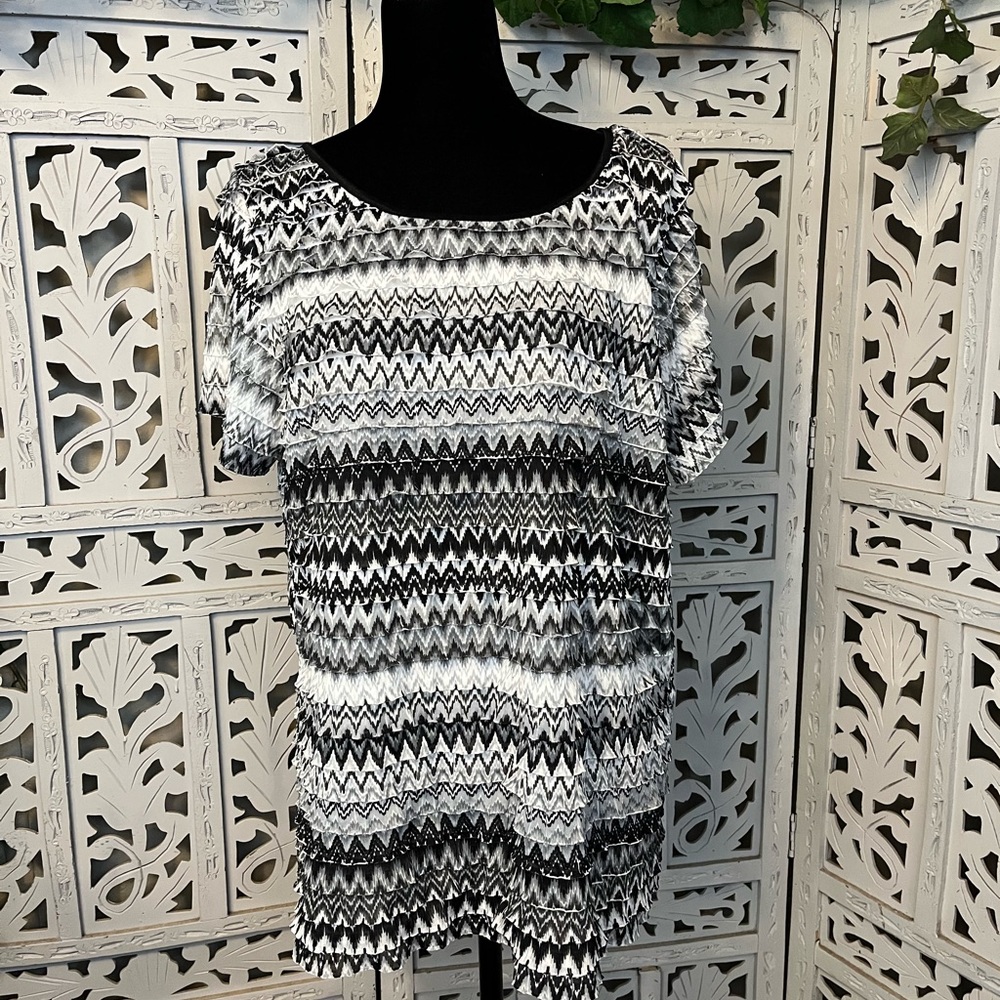 😽HOST PICK😽 NOTATIONS BLACK WHITE & GRAY RUFFLED STRETCHY SHORT SLEEVE TOP